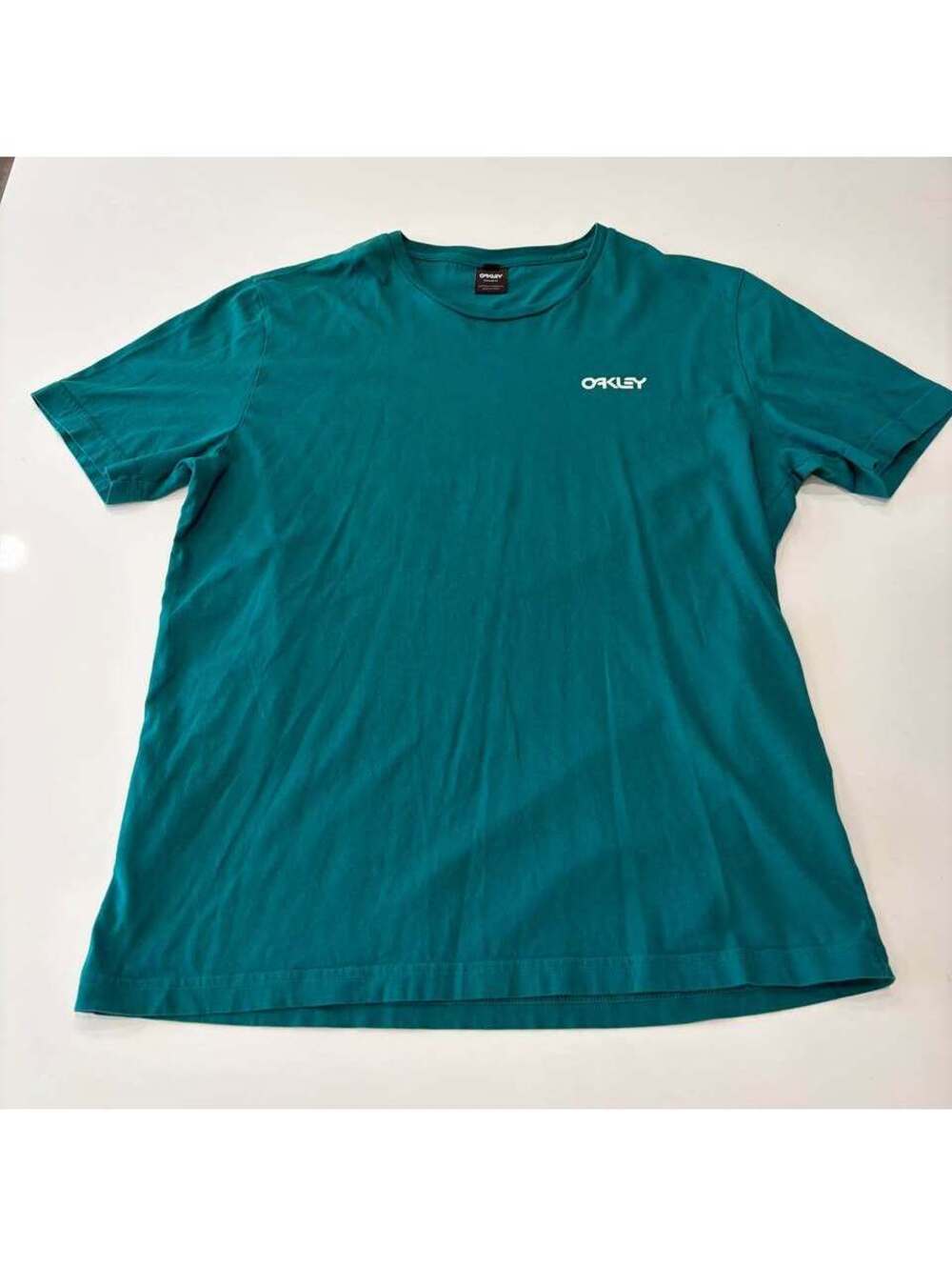Men’s Oakley size Large Tee